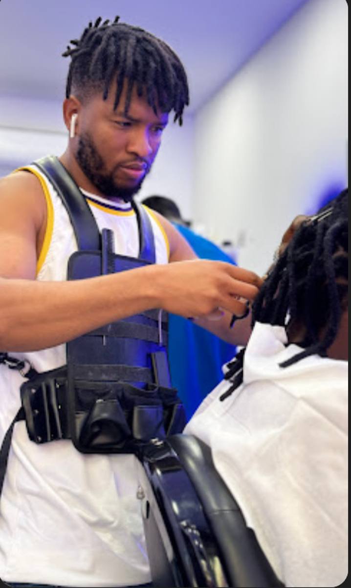 Borra The Barbero Rastas trabajando en dreadlocks Madrid